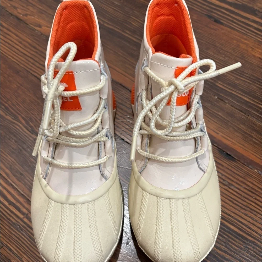 Sorel Women's Out N About III Classic Boot SIZE 7 Bleached Ceramic/ Orange
